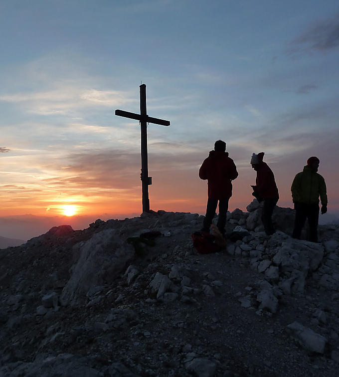 Geisler peaks in Villnöss valley - South Tyrol Východ slunce na Peitlerkofelu: hořící nebe